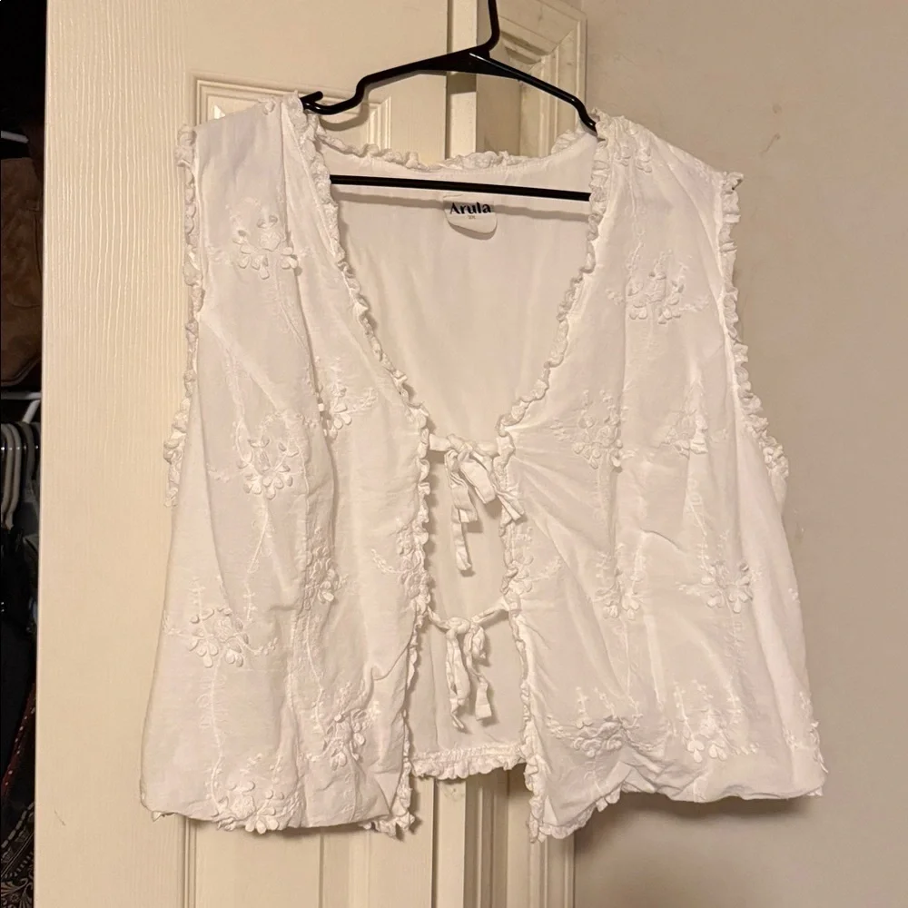 ARULA Ivory Lace-Trim Sleeveless Button Front Top - Picture 2 of 2